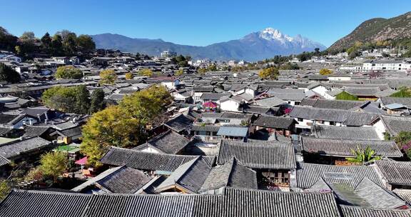 航拍云南丽江古城玉龙雪山