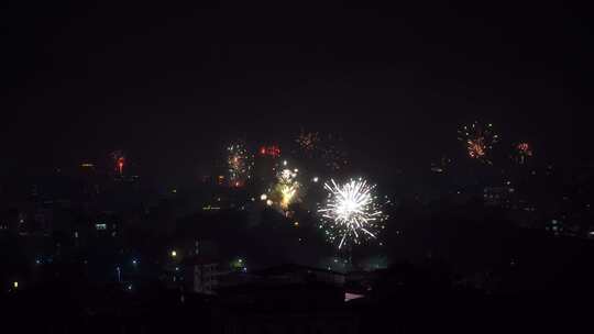 春节农村烟花燃放烟火夜晚看烟花实拍视频