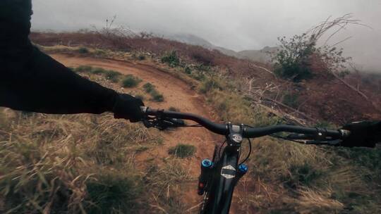 第一视角拍摄骑山地自行车的人视频素材模板下载