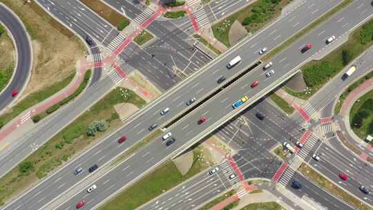 高速公路天线，汽车和卡车移动鸟瞰图4k。四车道当地道路交通运输视频素材模板下载