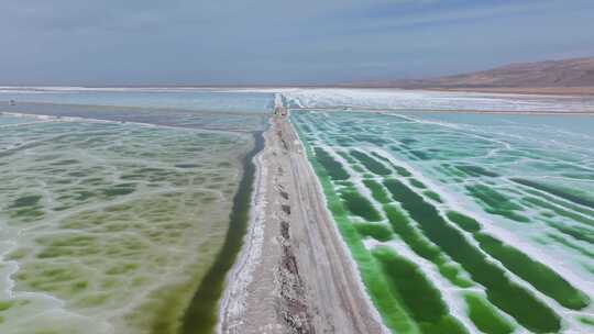 航拍青海茫崖翡翠湖风景