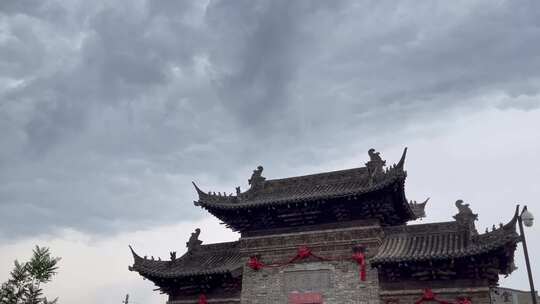 阴雨天古建筑城门楼