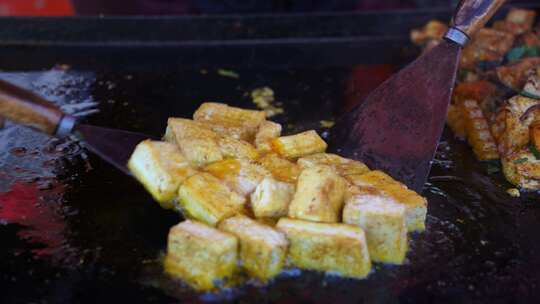 云南旅游大理三月街烹饪烧烤美食石屏豆腐视频素材模板下载