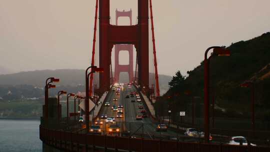 4K-航拍旧金山金门大桥上的车流