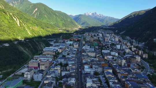 航拍雪山下的四川甘孜磨西镇风光