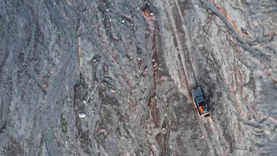 越野吉普车行驶在岩石火山土天线上