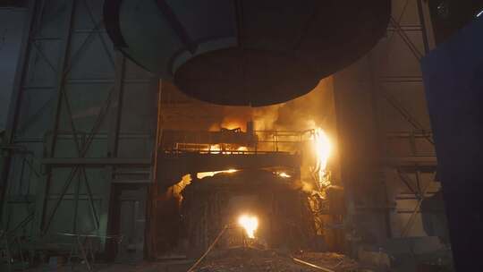 将废金属装入冶炼炉炼钢过程的炼钢炉视图