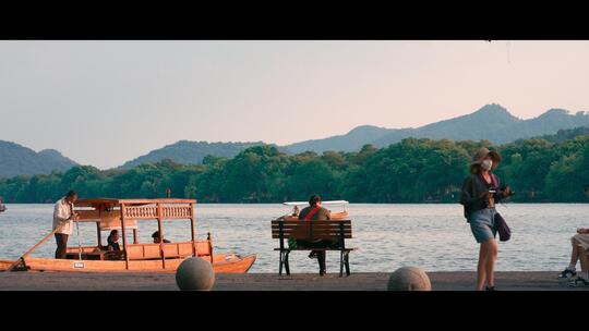 【西湖】坐在湖边椅子上的女人