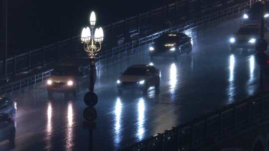 雨天夜晚南京长江大桥上的车水马龙