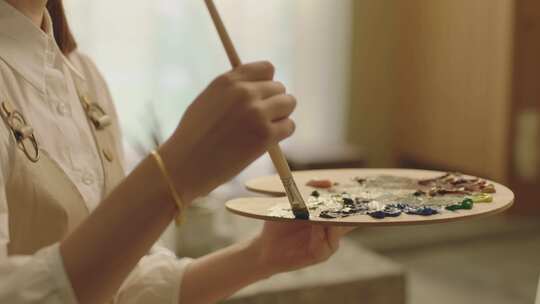 女画师在家中画画视频素材模板下载