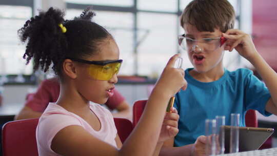 化学试验戴着眼镜的学生