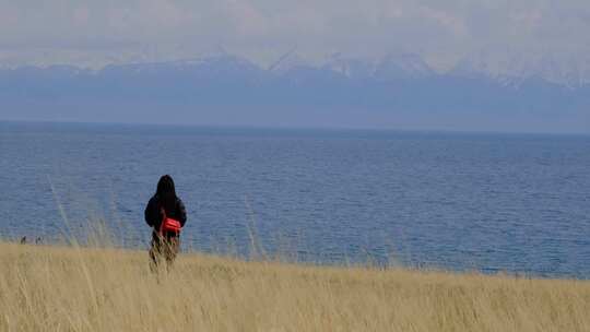 新疆赛里木湖边行走的女生背影