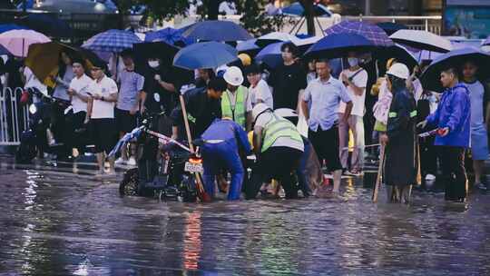 升格城市暴雨内涝下班高峰