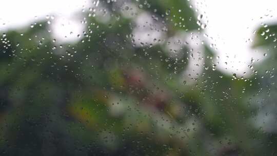 下雨天窗户外风景雨滴滴落在窗户雨水车窗外