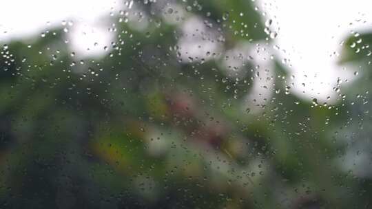 下雨天窗户外风景雨滴滴落在窗户雨水车窗外视频素材模板下载