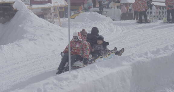 雪地中多人同坐雪橇玩耍