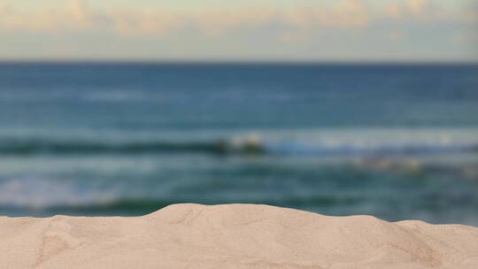 人抓起海滩上的沙子特写镜头