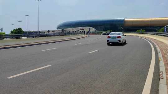安徽合肥新桥国际机场航站楼送机的车辆