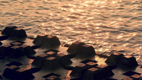 海岸河堤堤坝海水夕阳下黄昏金色波光粼粼