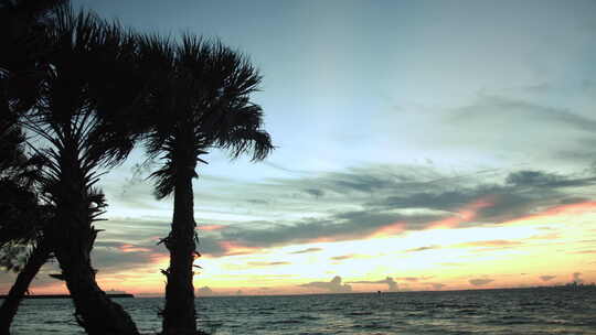 日落时佛罗里达州巴伊亚海滩美丽海滩背景的基座照片