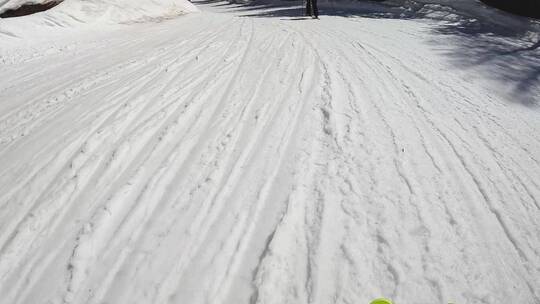 滑雪板下坡室外滑雪第一视角惊险刺激