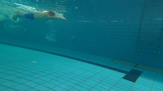 水下拍摄运动员迅速游过并蹬墙走视频素材模板下载