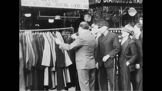 1933年大萧条期间一个商人把外套送给一个男人