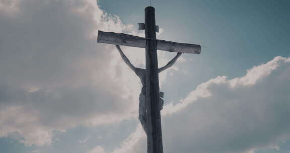 天空背景上太阳照亮的木制圣十字架，耶稣基