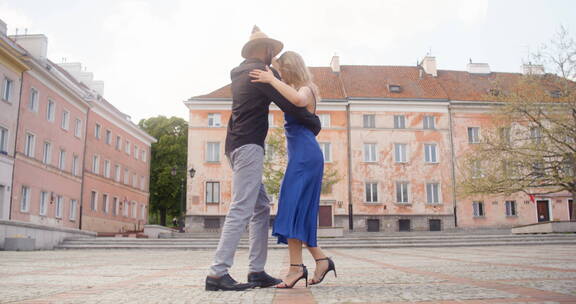 公共广场上跳舞的夫妇