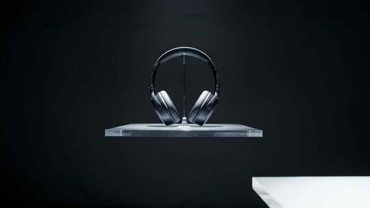 展示架上的黑色头戴式耳机