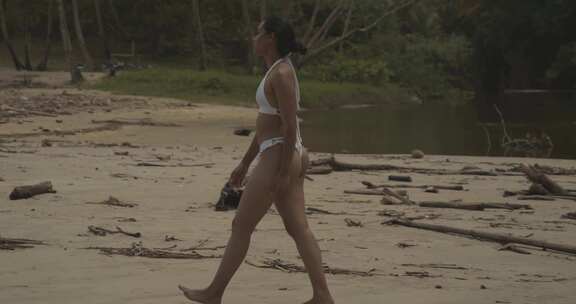 穿比基尼的女性走在沙滩上