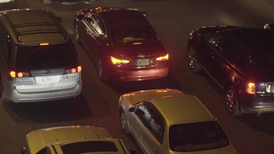 夜间道路上行驶的汽车视频素材模板下载