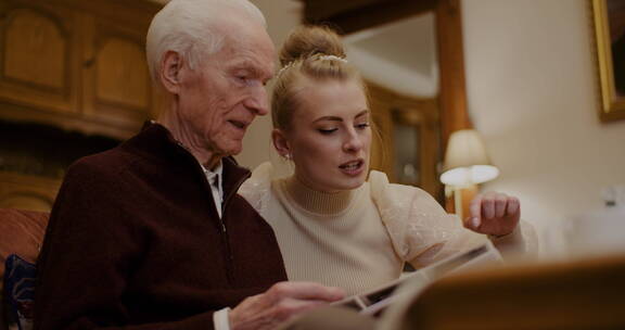 孙女和祖父在看相册