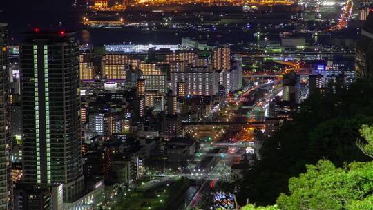 灯火通明的城市_夜间车流很快