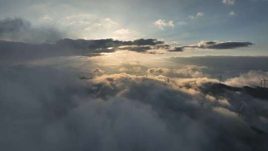 日出时分桂林天湖高山上的云海和风力发电