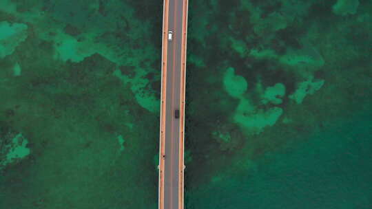 日本冲绳宫古岛，汽车穿过海洋大桥的鸟瞰图。伊拉克桥视频素材模板下载