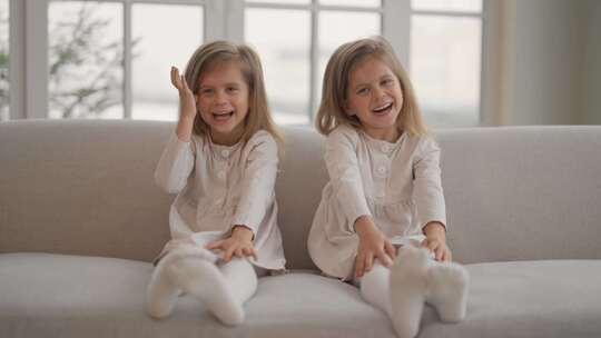 两个孩子双胞胎在家玩耍快乐快乐淘气小姐妹