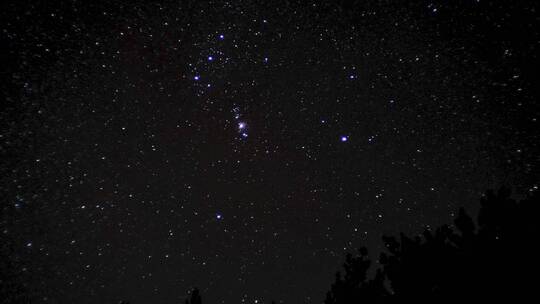 延时拍摄夜空中美丽的星星