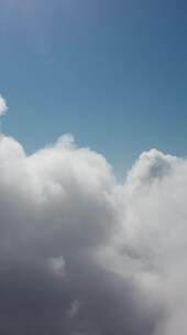 无人机飞越多雾和蓬松的云层空中垂直视图蓝