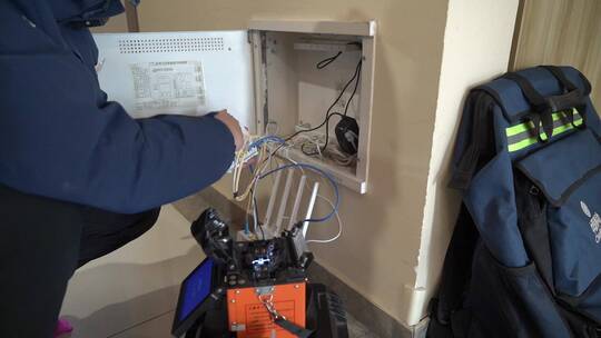 移动工程师维修无线网络安装设备2
