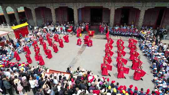 古建筑前传统仪式活动场景