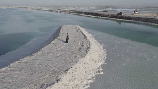 青海海西大柴旦翡翠湖人物湖面航拍视频