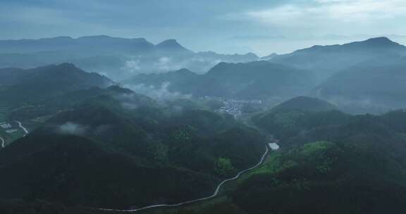 航拍清晨薄雾笼罩的台州山村
