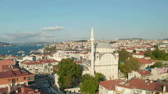 经过伊斯坦布尔附近的清真寺，背景是博斯普鲁斯海峡和桥梁，天线