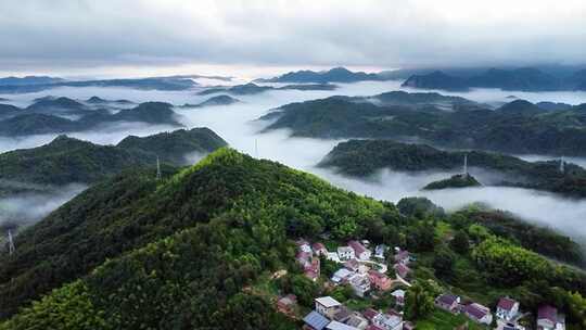 航拍天台山夏季绿色村庄云海平流雾梯田