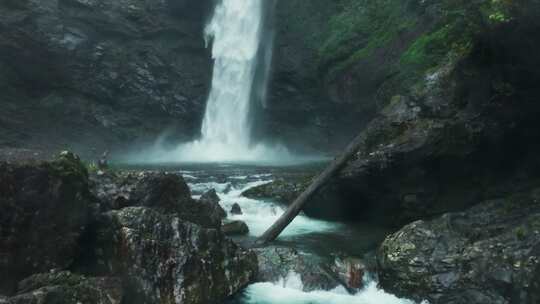 山间溪流森林瀑布