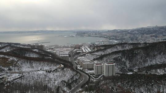 航拍雪后的威海棉花山脉与环翠城区4K视频素材模板下载