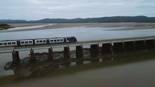 一架旅客列车穿过高架桥的无人机镜头