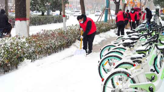 清雪 人行到清雪 环卫工人视频素材模板下载