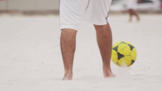 人们在巴西沙滩玩足球视频素材模板下载